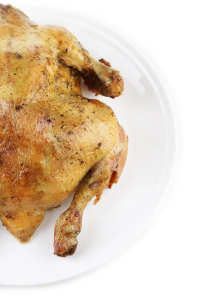 Pollo arrosto intero sul piatto, isolato su bianco — Foto Stock