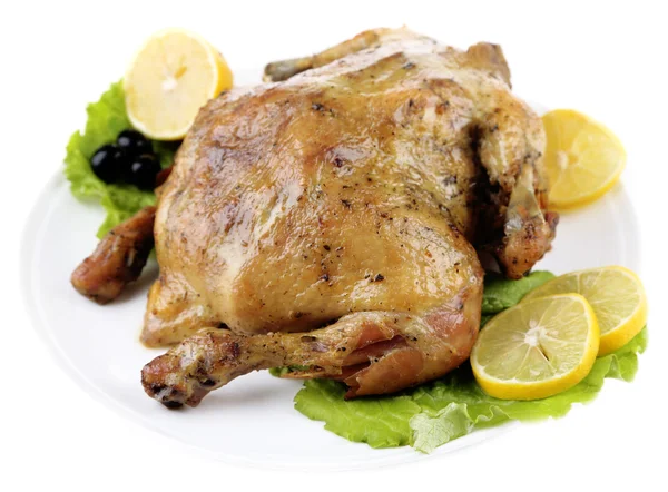 Pollo asado entero con verduras en plato, aislado sobre blanco — Foto de Stock