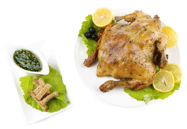 Pollo asado entero con verduras en plato, aislado sobre blanco — Foto de Stock
