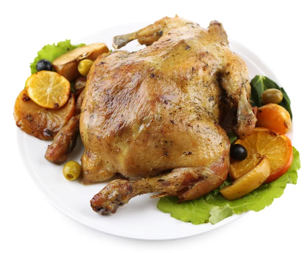 Pollo asado entero con verduras en plato, aislado sobre blanco — Foto de Stock