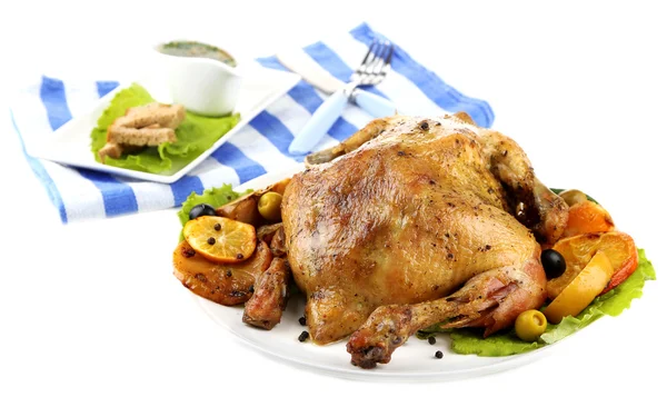 Composizione con pollo arrosto intero con verdure, tovagliolo di colore, su piatto, isolato su bianco — Foto Stock
