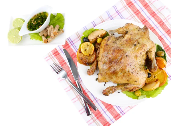 Composição com frango assado inteiro com legumes, guardanapo de cor, na placa, isolado no branco — Fotografia de Stock