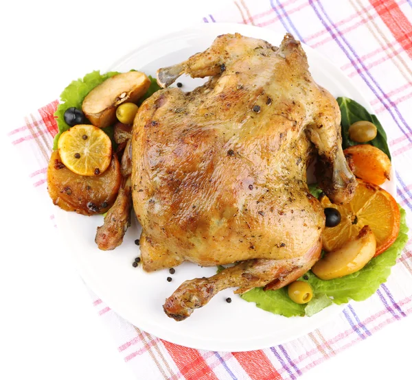 Состав с целым жареный цыпленок с овощами, цветная салфетка, на тарелке, изолированные на белом — стоковое фото
