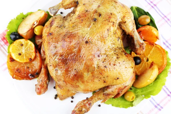 Composizione con pollo arrosto intero con verdure, tovagliolo di colore, su piatto, isolato su bianco — Foto Stock