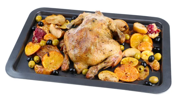 Целый жареный цыпленок с овощами на подносе, изолированные на белом — стоковое фото