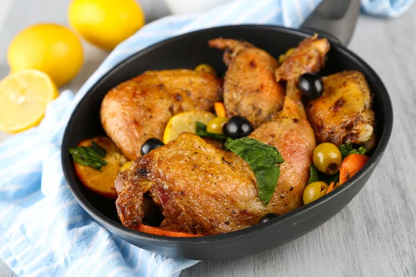 ev yapımı tavuk ızgara sebzeler üzerinde ahşap arka plan üzerinde tava