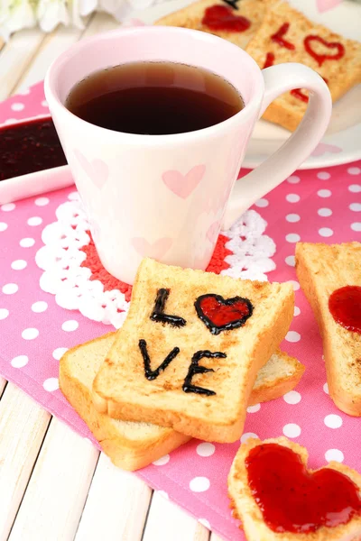 Köstlicher Toast mit Marmelade und Tee auf dem Tisch aus nächster Nähe — Stockfoto
