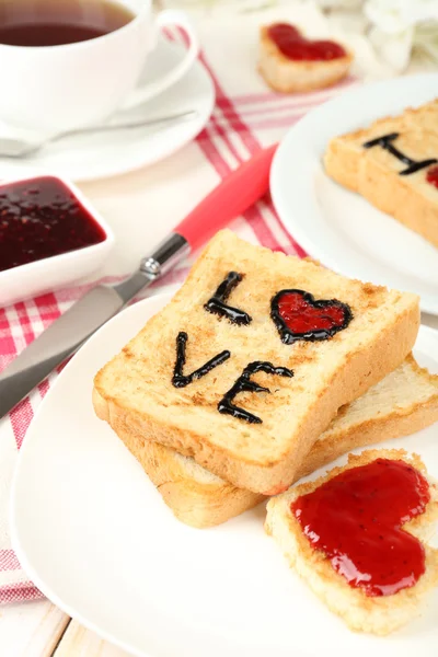 Heerlijke toast met jam en kopje thee op tabel close-up — Stockfoto