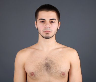 yakışıklı genç gri arka plan üzerinde
