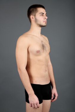 yakışıklı genç gri arka plan üzerinde