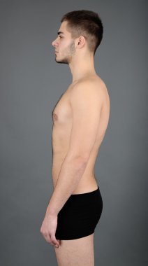 yakışıklı genç gri arka plan üzerinde