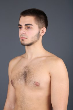 yakışıklı genç gri arka plan üzerinde