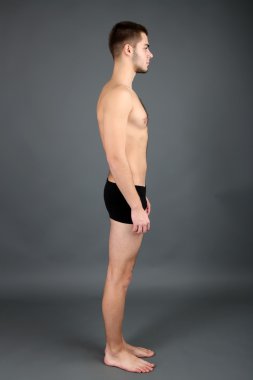 yakışıklı genç gri arka plan üzerinde