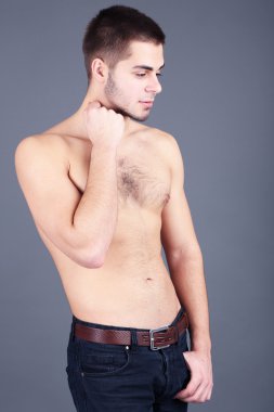 yakışıklı genç gri arka plan üzerinde