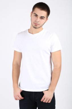 Yakışıklı delikanlı ışık arka plan üzerinde