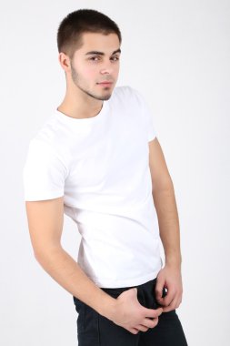 Yakışıklı delikanlı ışık arka plan üzerinde