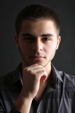 koyu arka plan üzerinde yakışıklı genç