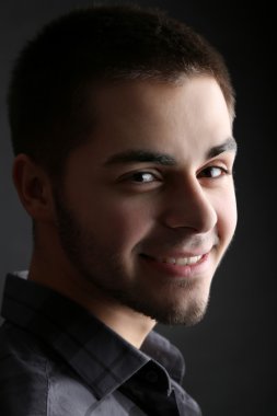 koyu arka plan üzerinde yakışıklı genç