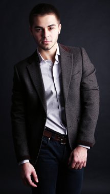 koyu arka plan üzerinde yakışıklı genç