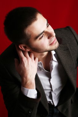 yakışıklı genç kırmızı zemin üzerinde