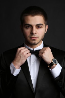 yakışıklı genç takım koyu arka plan üzerinde