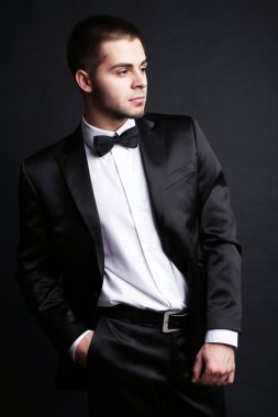 yakışıklı genç takım koyu arka plan üzerinde