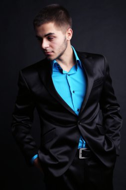 yakışıklı genç takım koyu arka plan üzerinde
