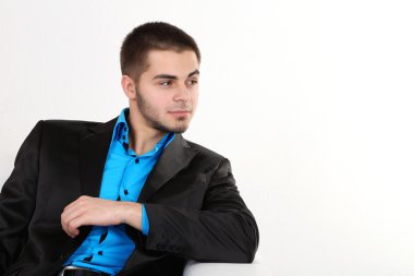 açık renkli kanepede otururken yakışıklı genç