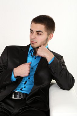 açık renkli kanepede otururken yakışıklı genç