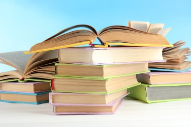 Tablo doğal zemin üzerine kitap yığınları