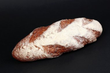 Siyah arkaplanda bir somun ekmek