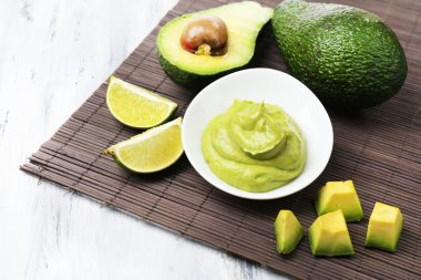 ahşap masa üzerinde kase taze guacamole