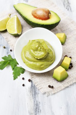 ahşap masa üzerinde kase taze guacamole