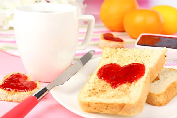 Delicioso brindis con mermelada y taza de té en primer plano de la mesa —  Fotos de Stock