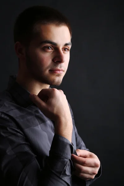 Guapo joven sobre fondo oscuro —  Fotos de Stock