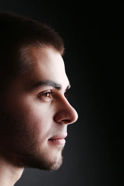 Guapo joven sobre fondo oscuro —  Fotos de Stock