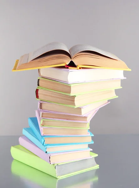 Gri arkaplan üzerine kitap yığını — Stok fotoğraf