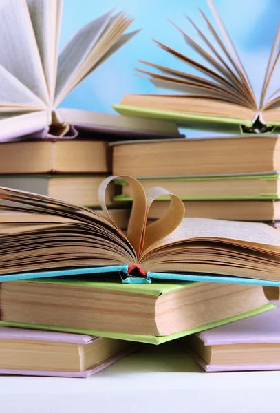 Pilhas de livros na mesa sobre fundo natural — Fotografia de Stock