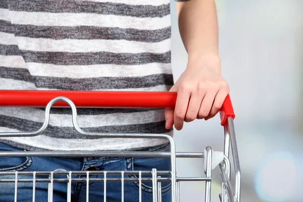 Žena s vozíkem v supermarketu detail — Stock fotografie