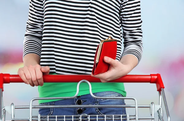 Vrouw met trolley koffer in supermarkt close-up — Stockfoto
