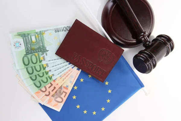 Tokmak, para, pasaport ve üzerinde beyaz izole Avrupa bayrağı — Stok fotoğraf