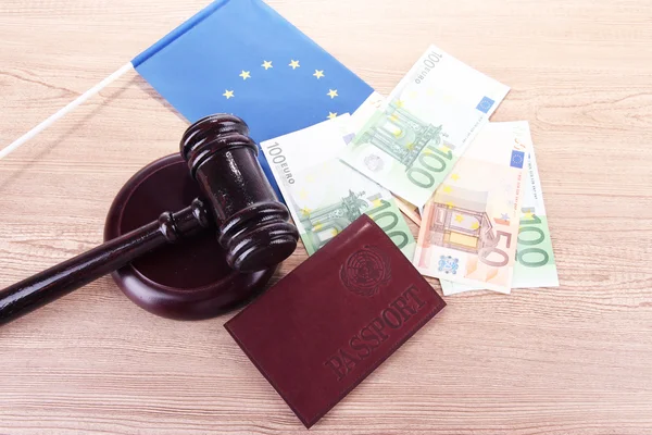 Gavel, dinheiro, passaporte e bandeira da Europa, em fundo de madeira — Fotografia de Stock