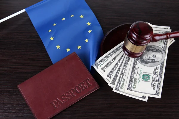 Gavel, denaro, passaporto e bandiera d'Europa, su sfondo di legno — Foto Stock