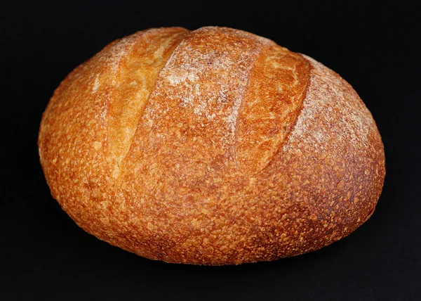 검은 배경에 놓인 빵 — 스톡 사진