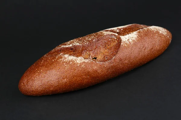 검은 배경에 놓인 빵 — 스톡 사진
