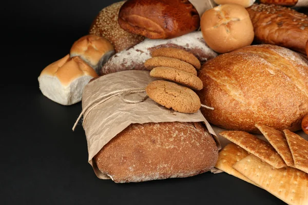 Diversi tipi di pane su sfondo nero, primo piano — Foto Stock