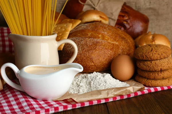 Produtos de farinha saborosos fechar — Fotografia de Stock