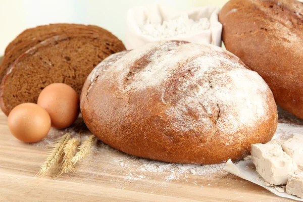 Sammansättning med råg bröd på bordet på nära håll — Stockfoto