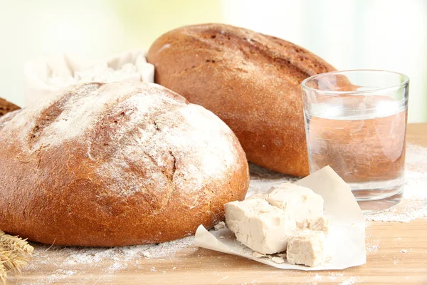 Composición con pan de centeno sobre la mesa sobre fondo claro — Foto de Stock