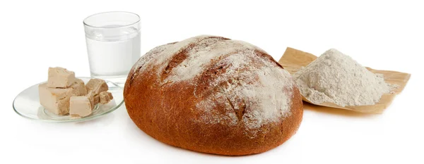 Composición con pan de centeno aislado sobre blanco — Foto de Stock